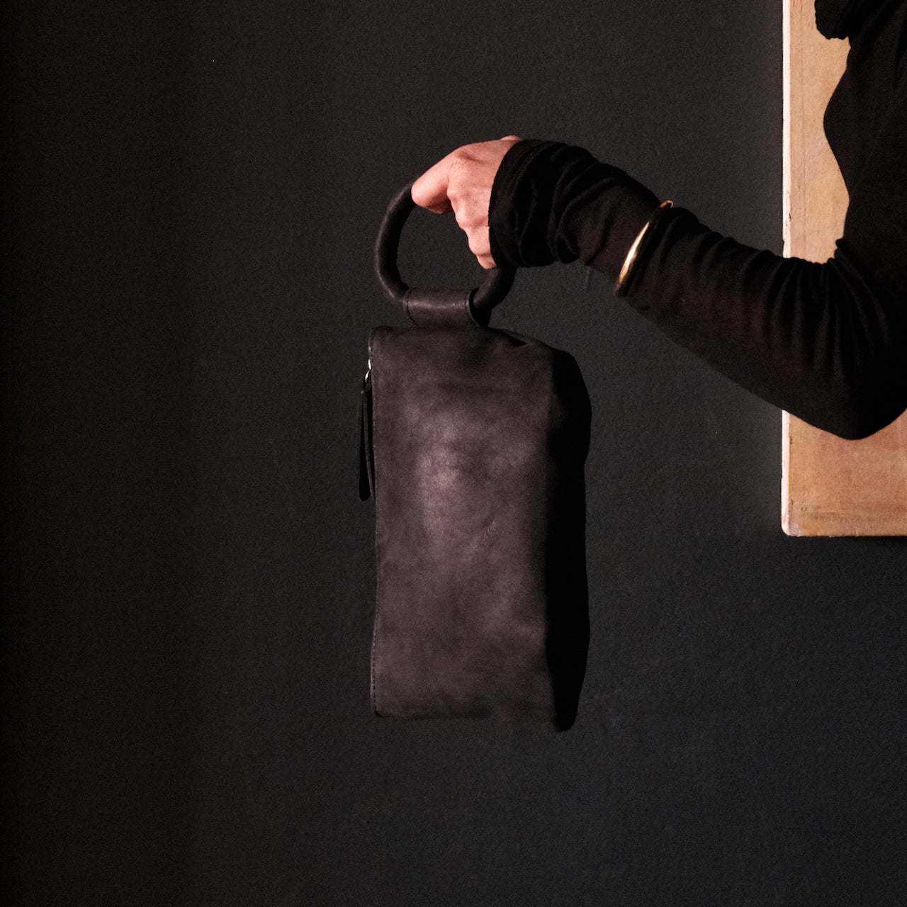 Black best sale hand clutch