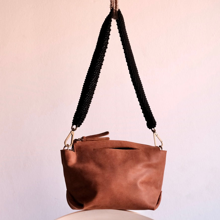 Hamimi ogda shoulder bag in cognac leather with black macrame strap