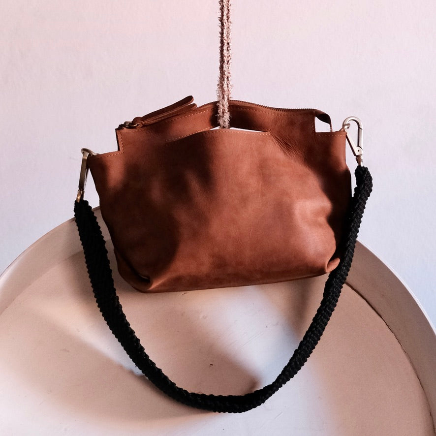 Hamimi ogda shoulder bag in cognac leather with black macrame strap