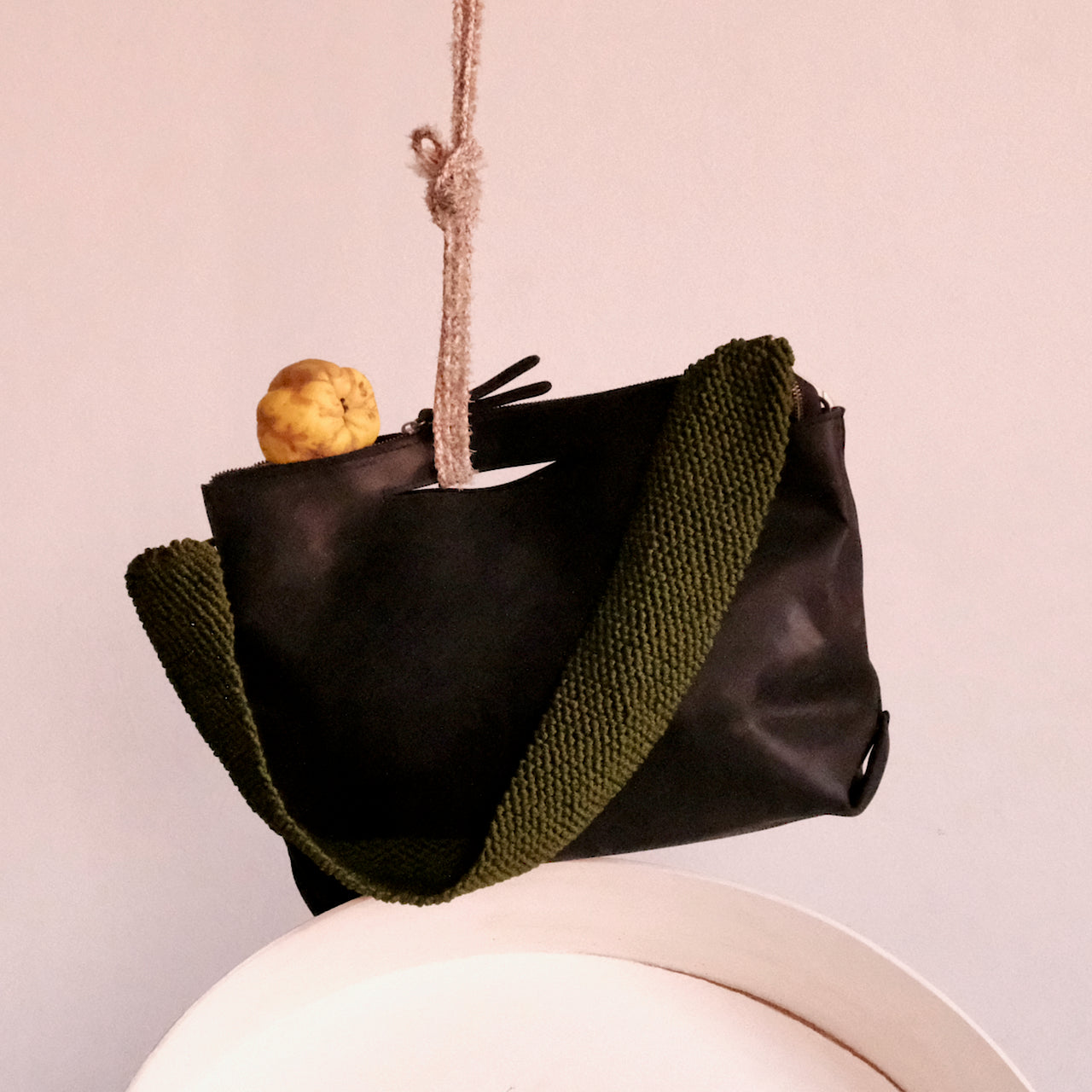 ogda macrame shoulder bag in black leather with olive macrame strap
